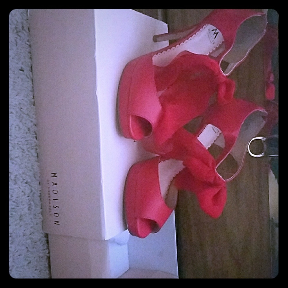 Sexy red high heels with red lace bows!!